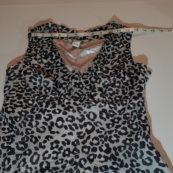 White House Black Market Sleeveless Blouse.    211 - Picture 6 of 6